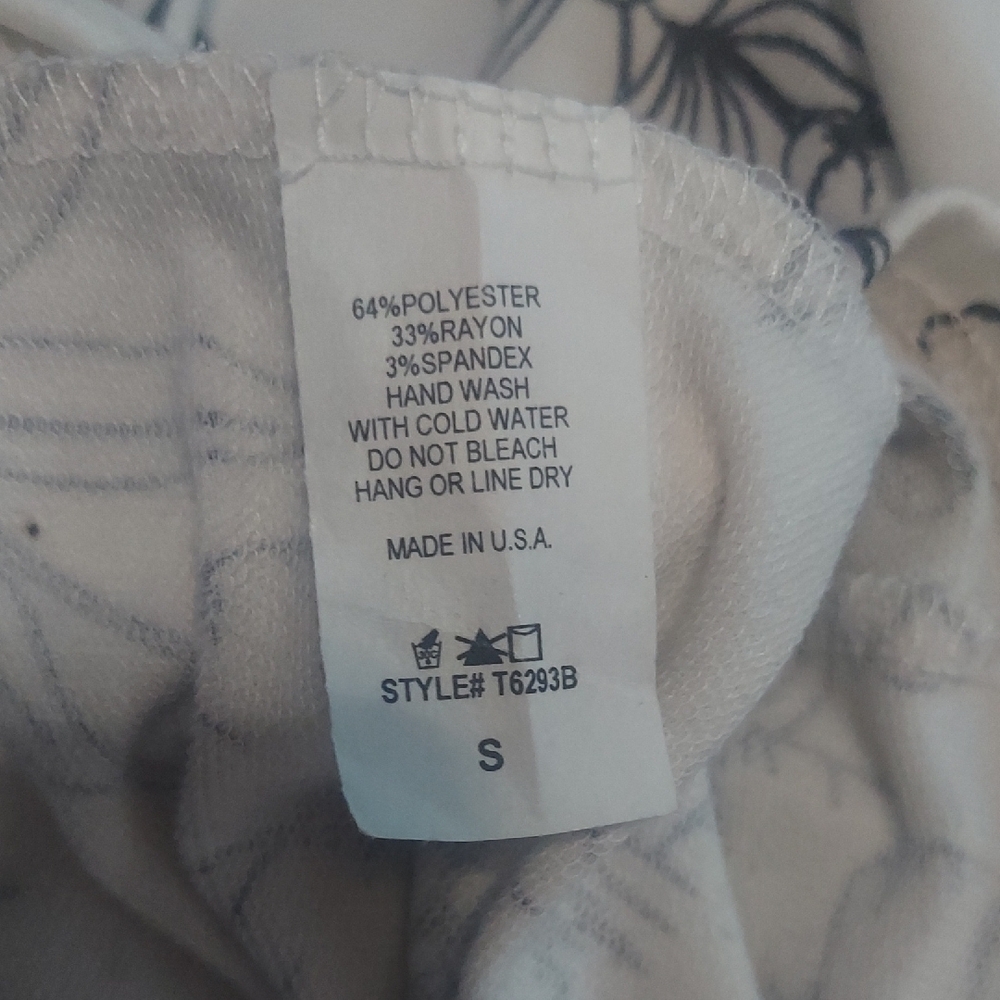 5/$10 Acting Pro White Floral Cold-Shoulder Blouse - Picture 14 of 15